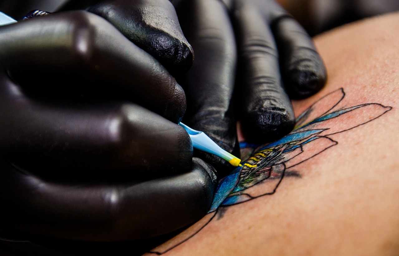 ¿Quieres tatuajes permanentes pero no quieres hacértelo (todavía)? Las calcomanías pueden ser su solución